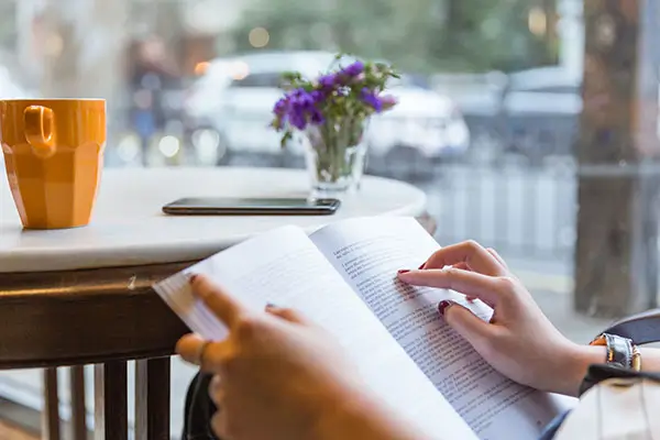 公办教师参照什么法律